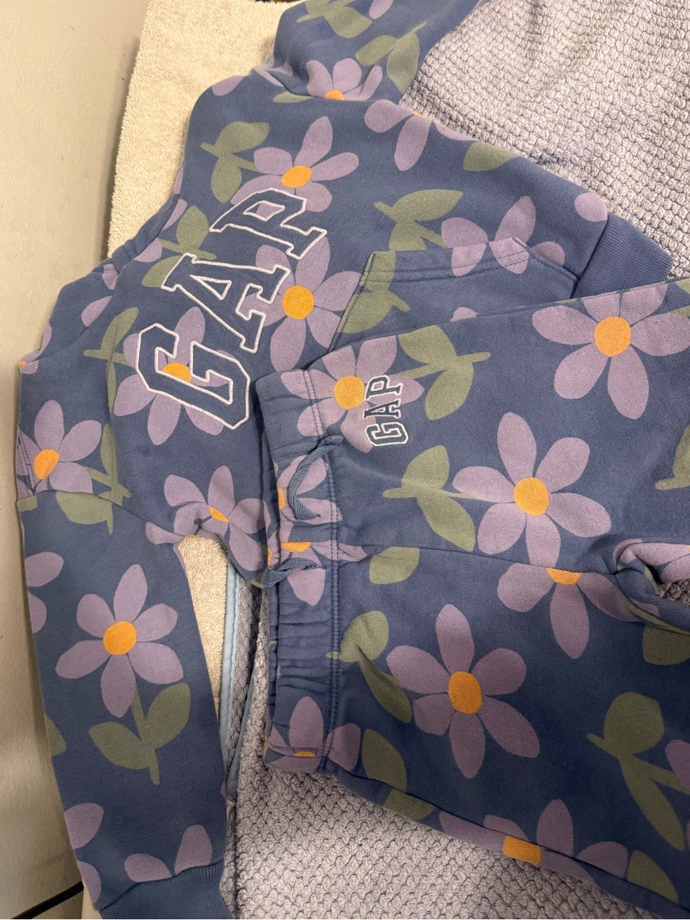 GAP SWEATSUIT